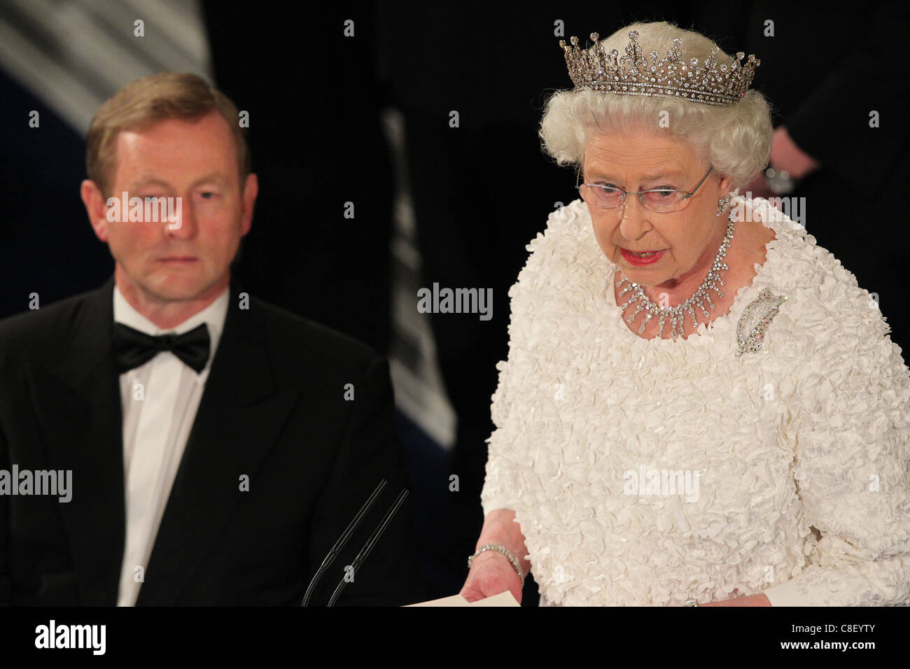 La Gran Bretagna è la Regina Elisabetta II a una cena di stato in Saint Patrick's Hall presso il Castello di Dublino a Dublino il 18 maggio 2011. Foto Stock