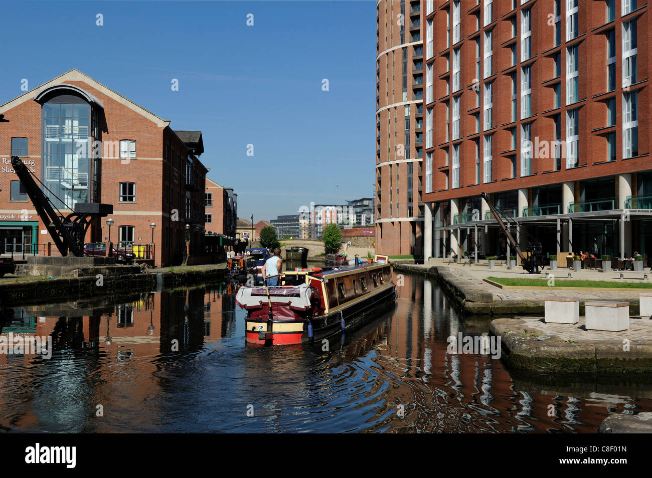 Canal Boat entrando Granary Wharf, Leeds Liverpool Canal, Leeds, West Yorkshire, Inghilterra, Regno Unito Foto Stock