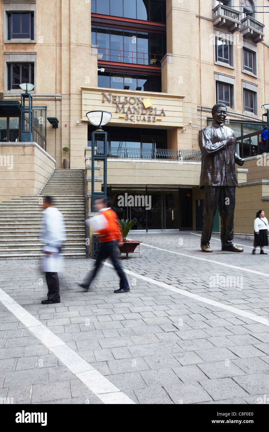 La gente a piedi attraverso Nelson Mandela Square, Sandton Johannesburg, Gauteng, Sud Africa Foto Stock