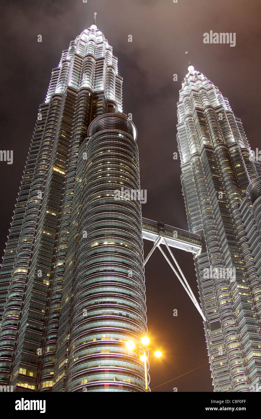 Petronas Twin Towers di notte a Kuala Lumpur in Malesia Foto Stock