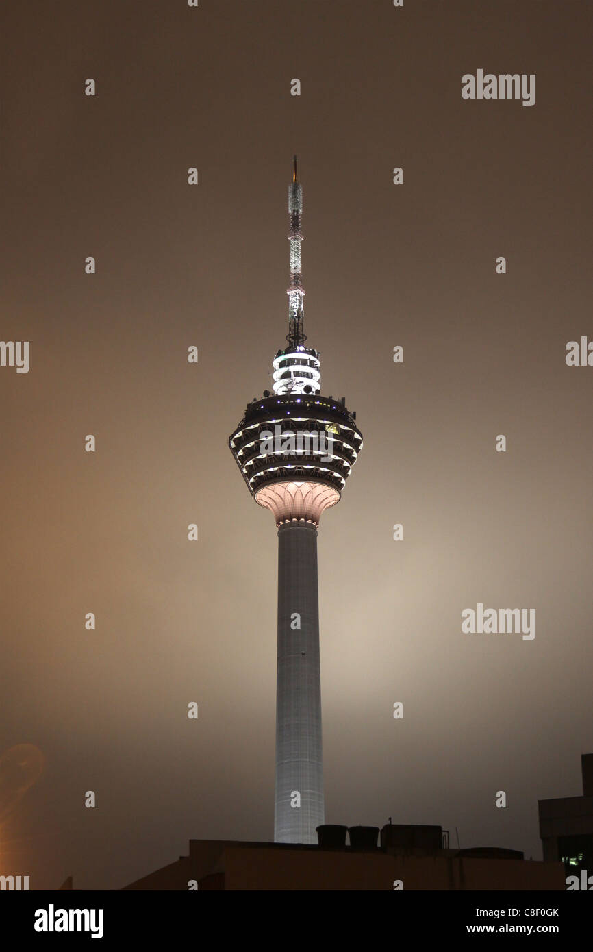 La Torre KL di notte , Kuala Lumpur in Malesia Foto Stock