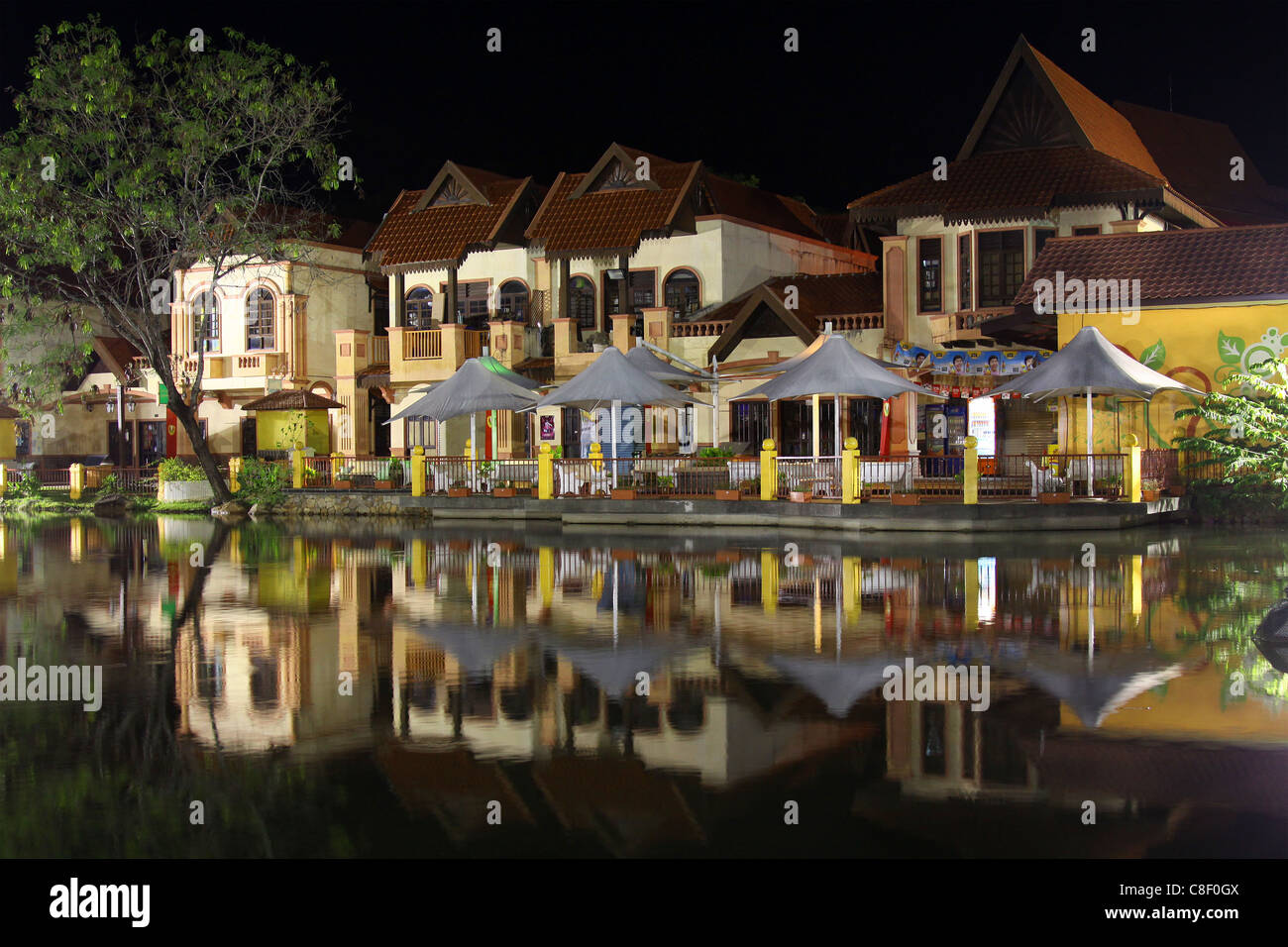 Il Langkawi Oriental Village laghetto e inn di notte Foto Stock