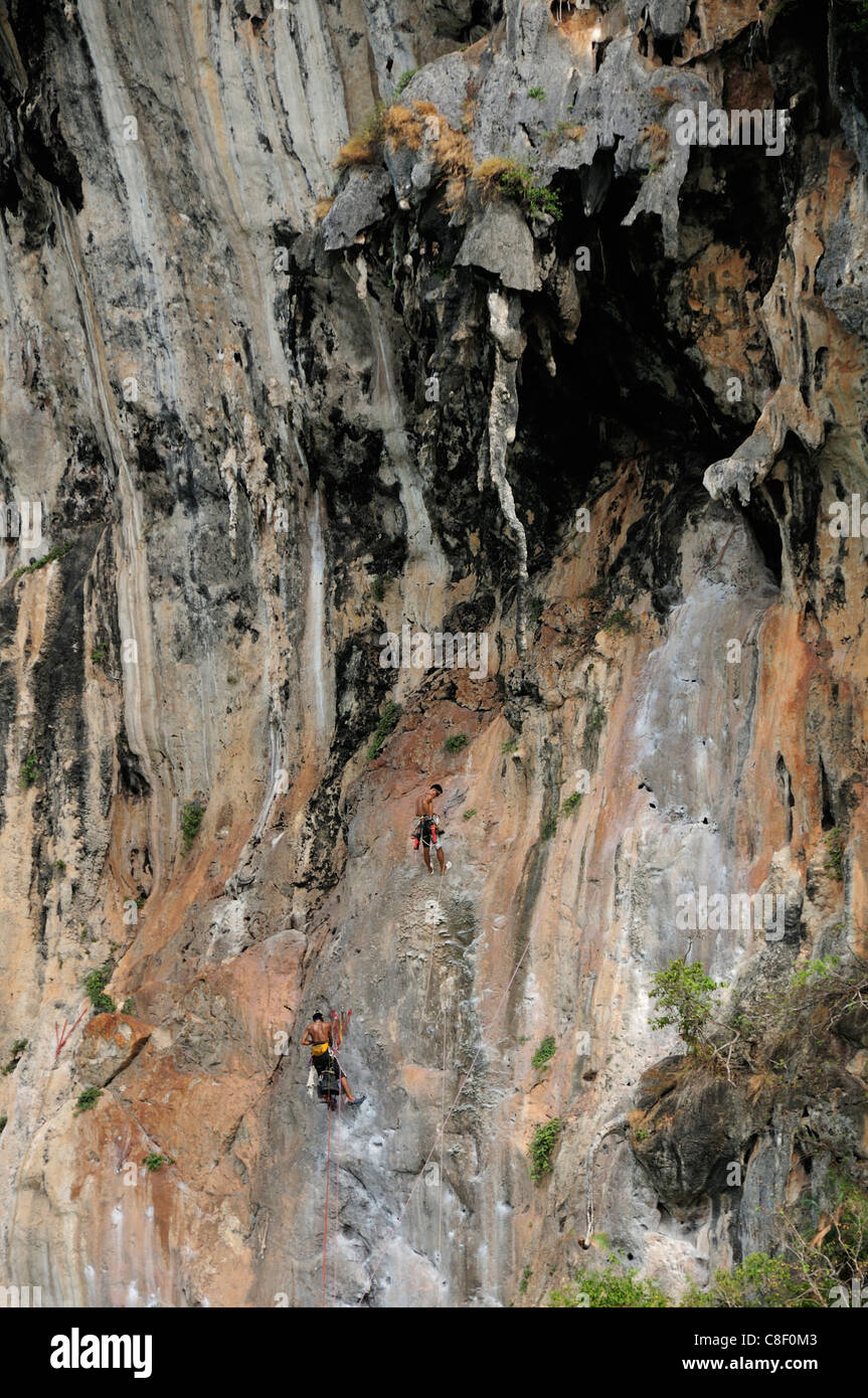 Gli alpinisti, Railay East Beach, vicino a Krabi, sul Mare delle Andamane, Thailandia, Asia, rocce Foto Stock