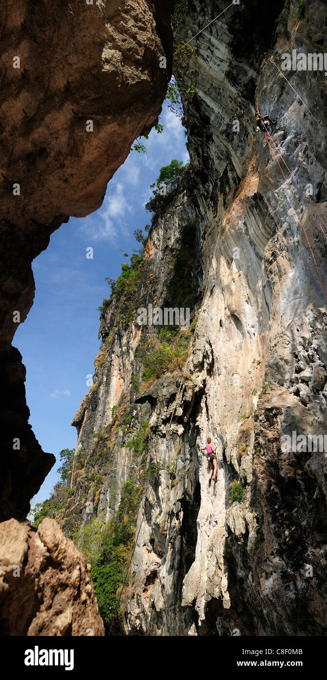 Gli alpinisti, Railay East Beach, vicino a Krabi, sul Mare delle Andamane, Thailandia, Asia, rocce Foto Stock