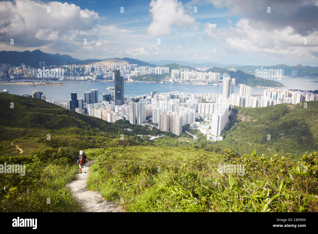 L'uomo trekking sul Sentiero attraverso colline alle spalle di Quarry Bay, Hong Kong, Cina Foto Stock