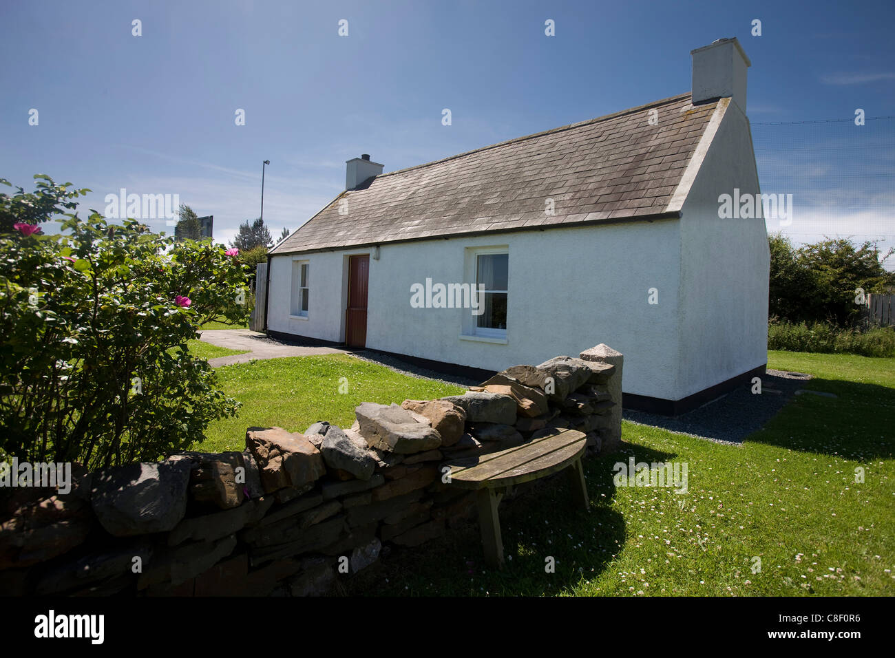 Un cottage irlandese sulla riva del mare d'Irlanda Foto Stock