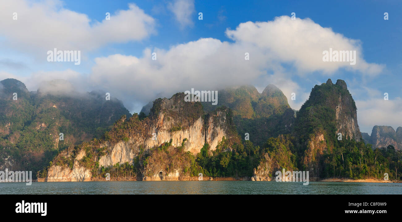 Mattina, diga di Ratchaprapha, Lago, Khao Sok, Parco Nazionale, Thailandia, Asia, paesaggio Foto Stock