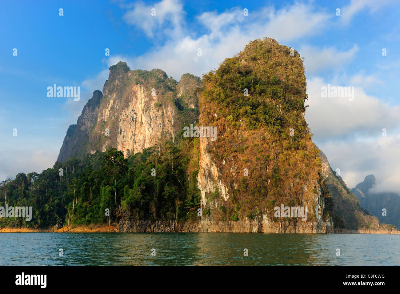 Mattina, diga di Ratchaprapha, Lago, Khao Sok, Parco Nazionale, Thailandia, Asia, paesaggio Foto Stock