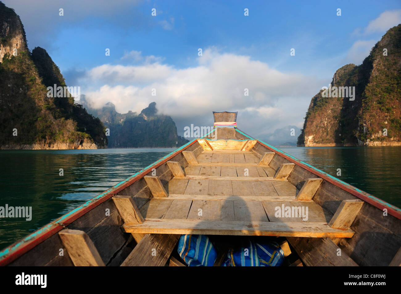 Longtail boat, diga di Ratchaprapha, Lago, Khao Sok, Parco Nazionale, Thailandia, Asia, paesaggio Foto Stock