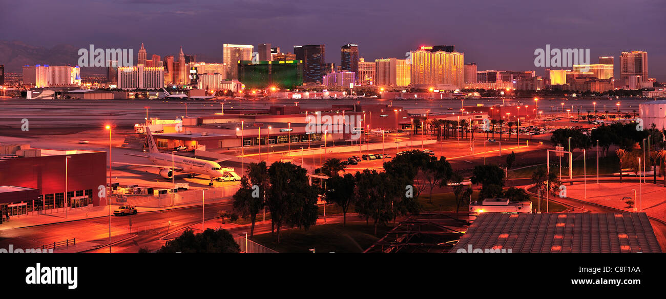 Las Vegas, McCarran International Airport, Las Vegas Strip di Las Vegas, Nevada, Stati Uniti d'America, Stati Uniti, America, sera Foto Stock