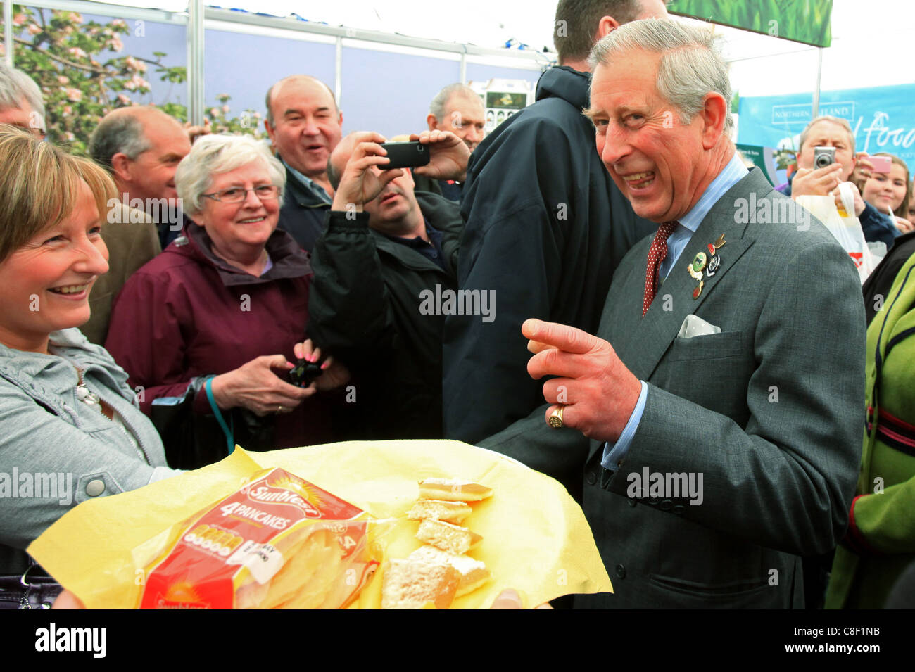 La Gran Bretagna è il principe Carlo (R),il Principe di Galles, condivide una risata con un membro del pubblico Foto Stock