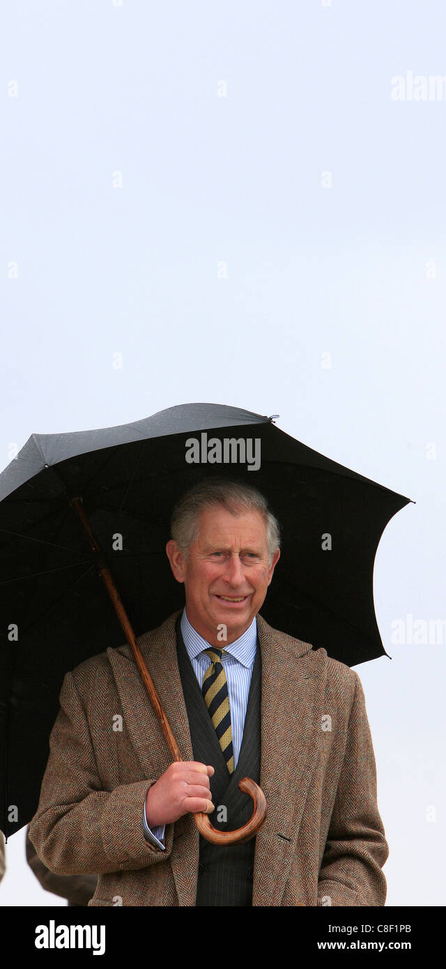 La Gran Bretagna è il principe Carlo,il Principe di Galles scudi da se stesso la pioggia Foto Stock