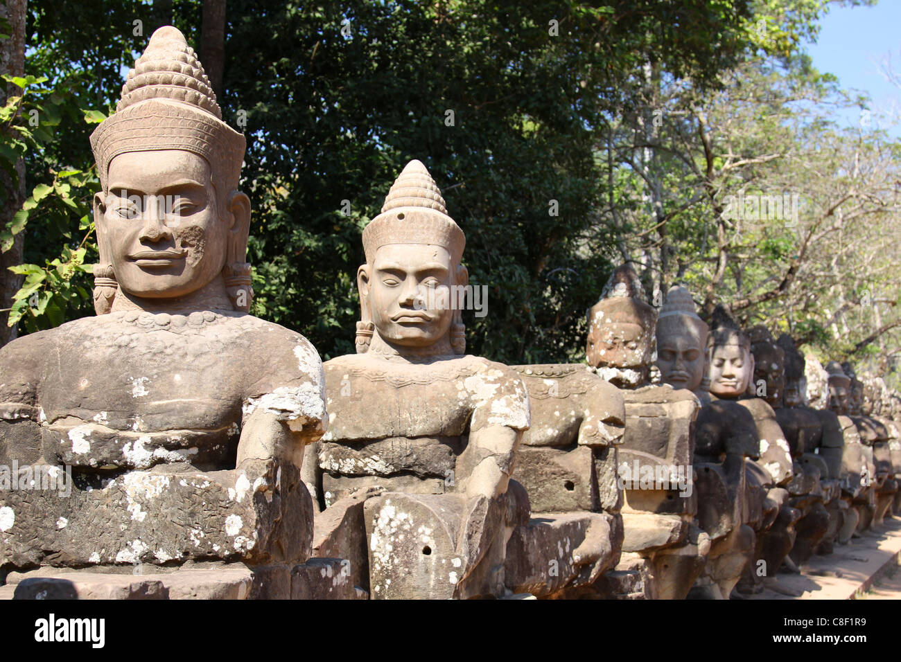 Angkor Thom statue dei deva indù (custode dei) strada di rivestimento per porta sud Foto Stock