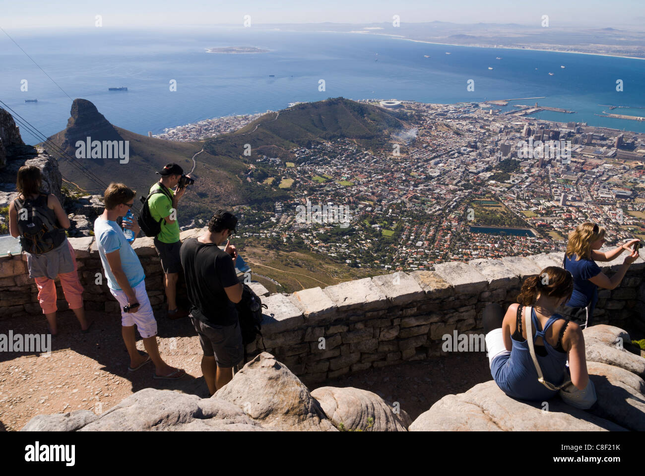 I turisti godendo della vista sulla Città del Capo da Montagna della Tavola Foto Stock