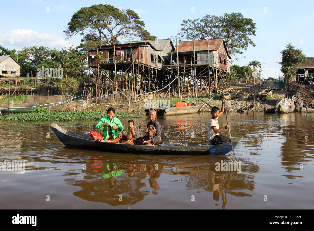La famiglia in barca, stilted villaggio sul lago Tonle Sap vicino a Siem Reap, Cambogia Foto Stock