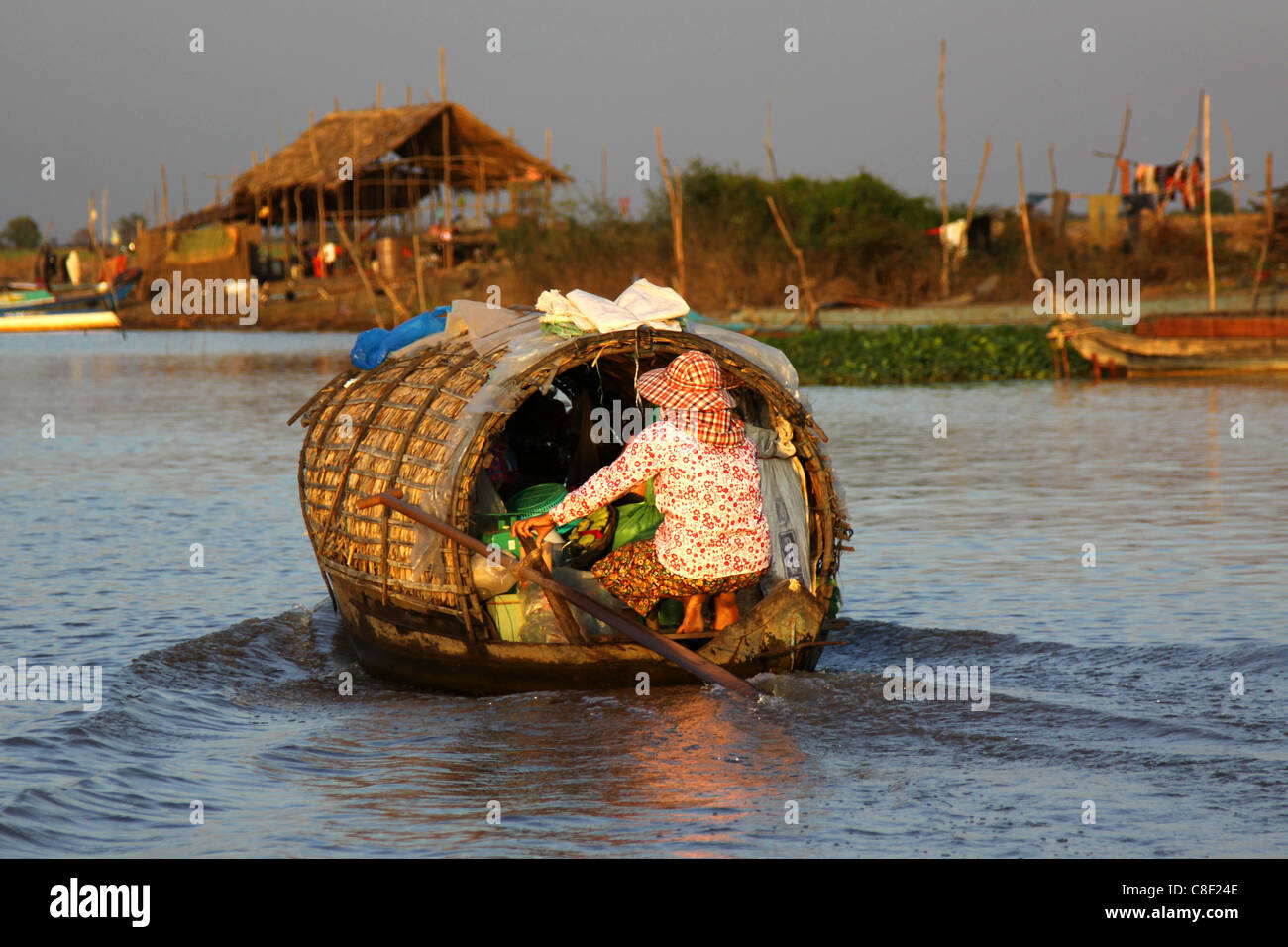 Donne locali sul Floating Shop barca in villaggio galleggiante sul lago Tonle Sap vicino a Siem Reap, Cambogia Foto Stock