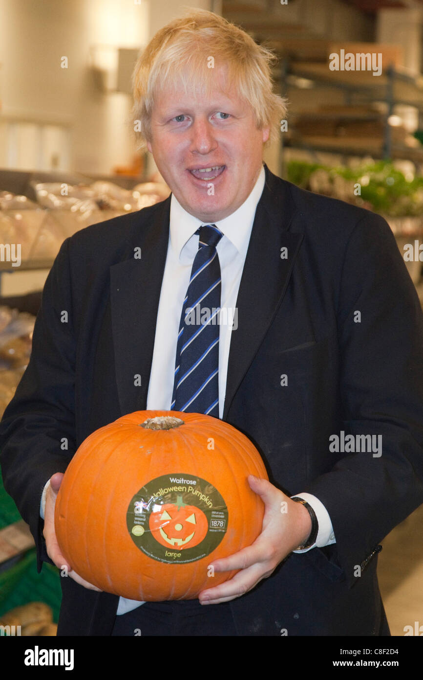 21/10/2011. Londra, Regno Unito. Il sindaco di Londra Boris Johnson detiene una zucca come egli visiti il nuovo Waitrose online centro di distribuzione a Acton, dove ha preso un tour e si è incontrato con il personale e i partner Waitrose. Boris Johnson tenendo una zucca. Foto Stock