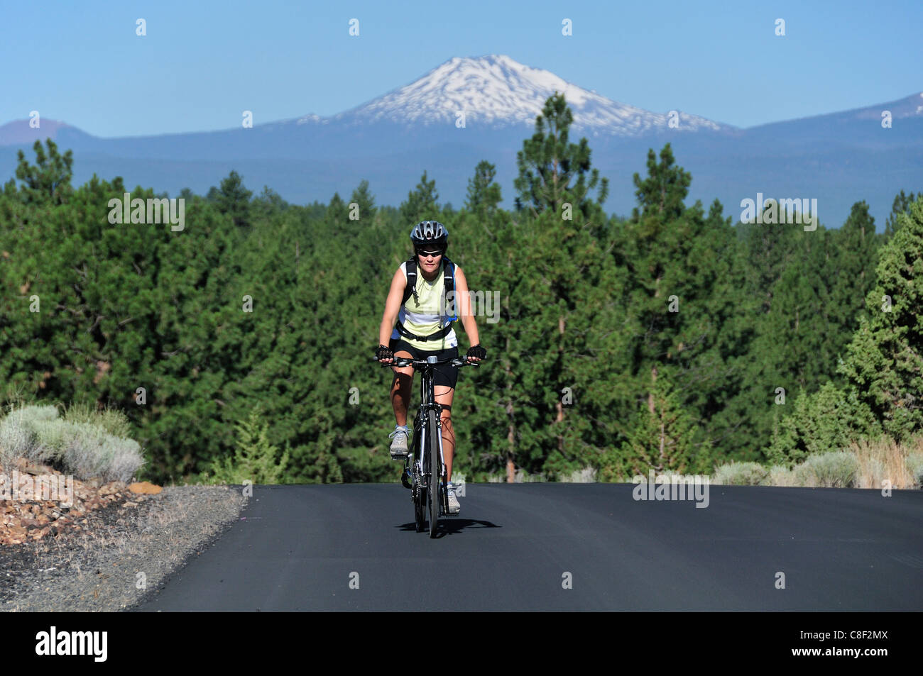 Mountain bike, Cascade Mountains, Central Oregon, Stati Uniti d'America, Stati Uniti, America, donna Foto Stock