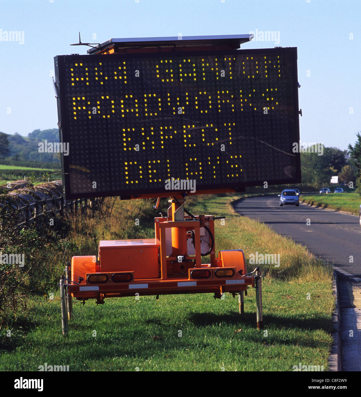 Strada elettronica di un cartello di segnalazione di lavori in corso e dei ritardi sulla strada vicino a Ganton Scarborough North Yorkshire Regno Unito Foto Stock
