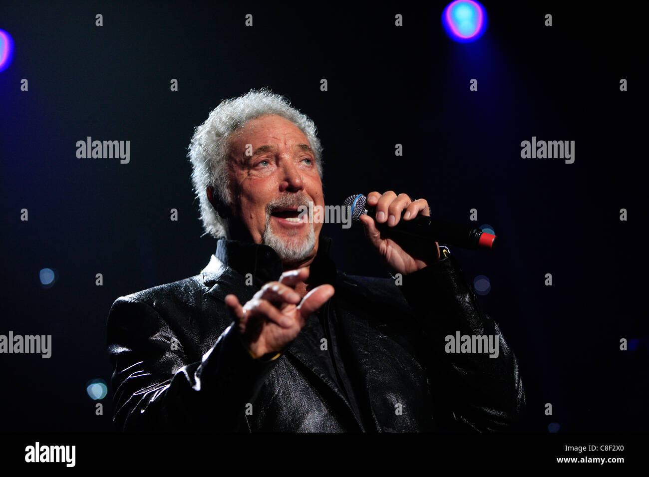 Il cantante Tom Jones svolge durante un concerto a Dublino, Irlanda Foto Stock