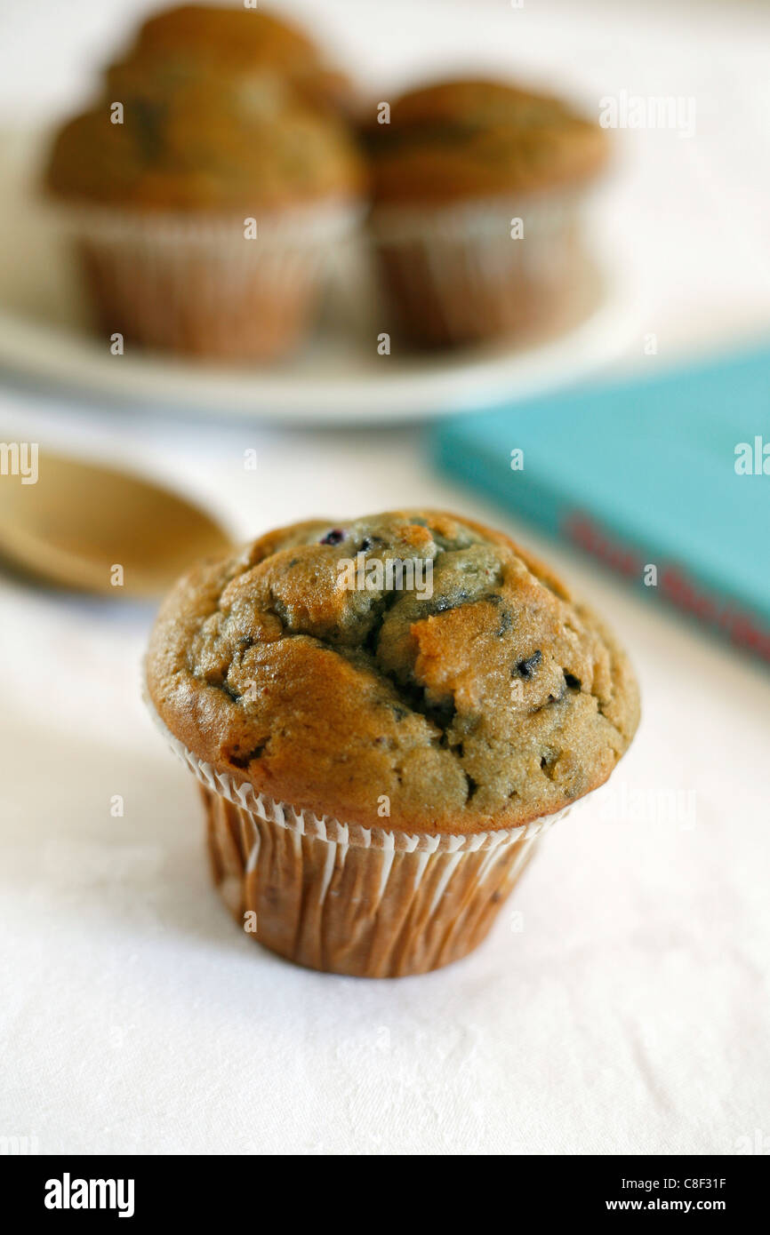 Muffin ai mirtilli su uno sfondo luminoso con cookbook Foto Stock