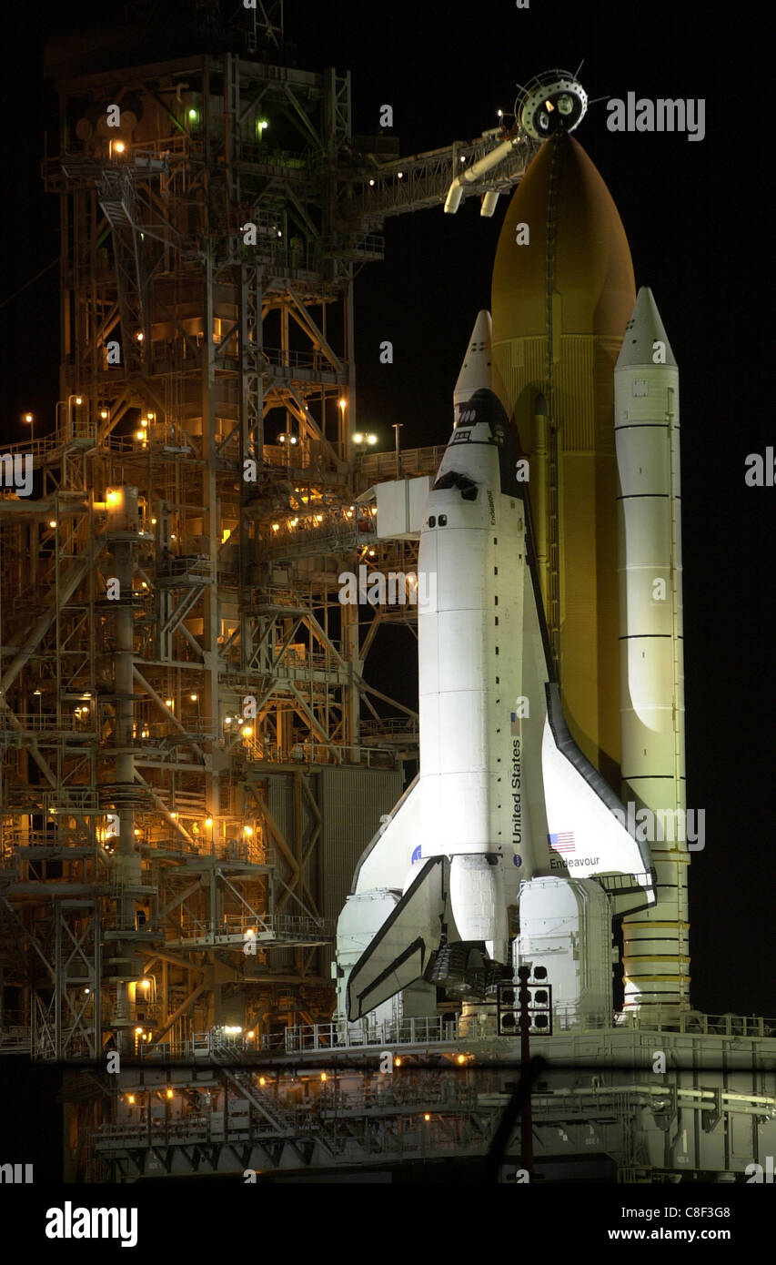 Lo space shuttle Discovery si siede su Launchpad durante la notte prima del lancio Foto Stock