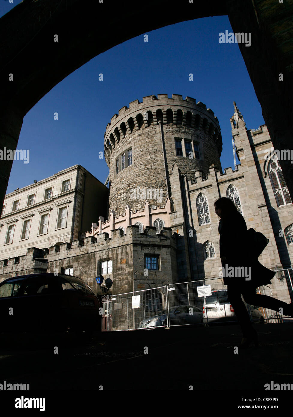 Una persona si stagliano walking pass il Garda museo nel castello di Dublino a Dublino, Irleland. Foto Stock