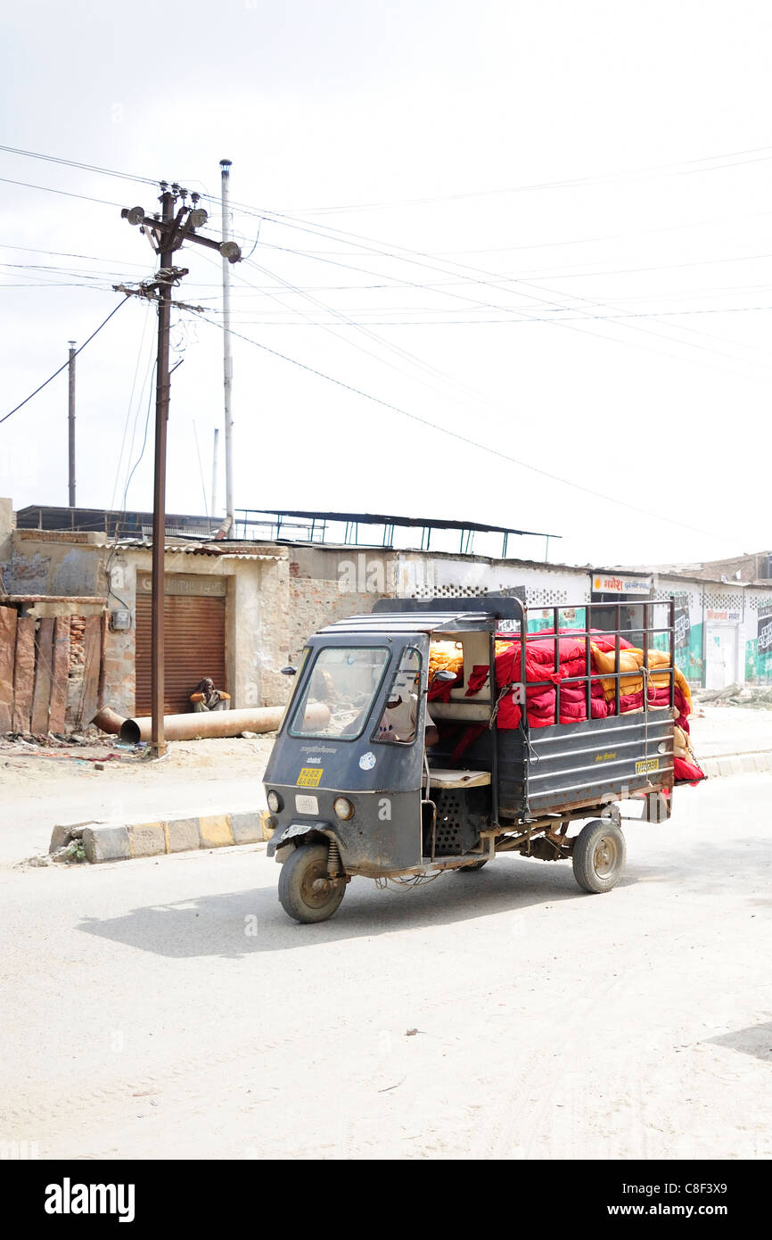 Auto Rickshaw caricato con panno rosso Foto Stock