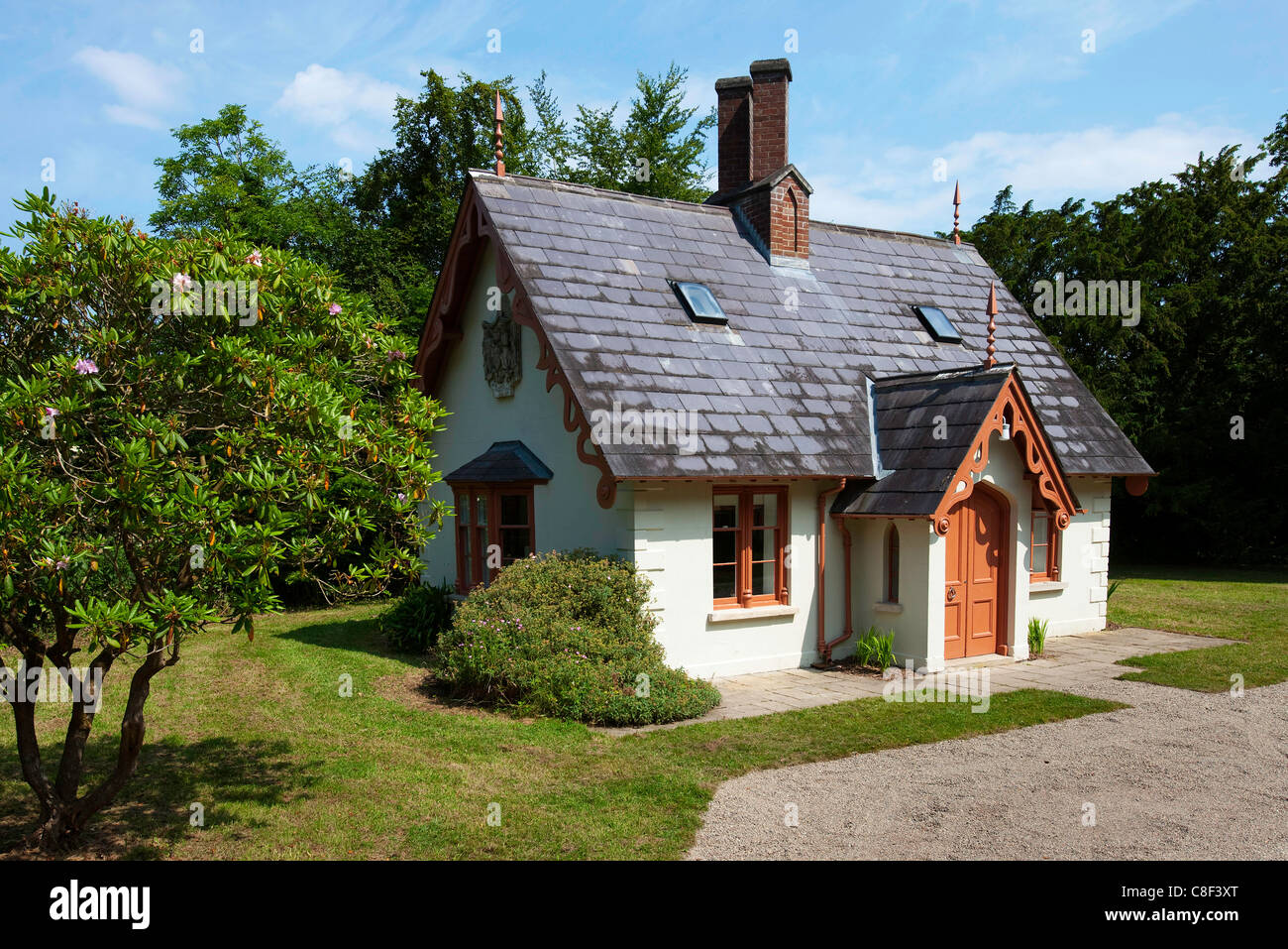Piccolo cottage irlandese situato in un area in legno Foto Stock