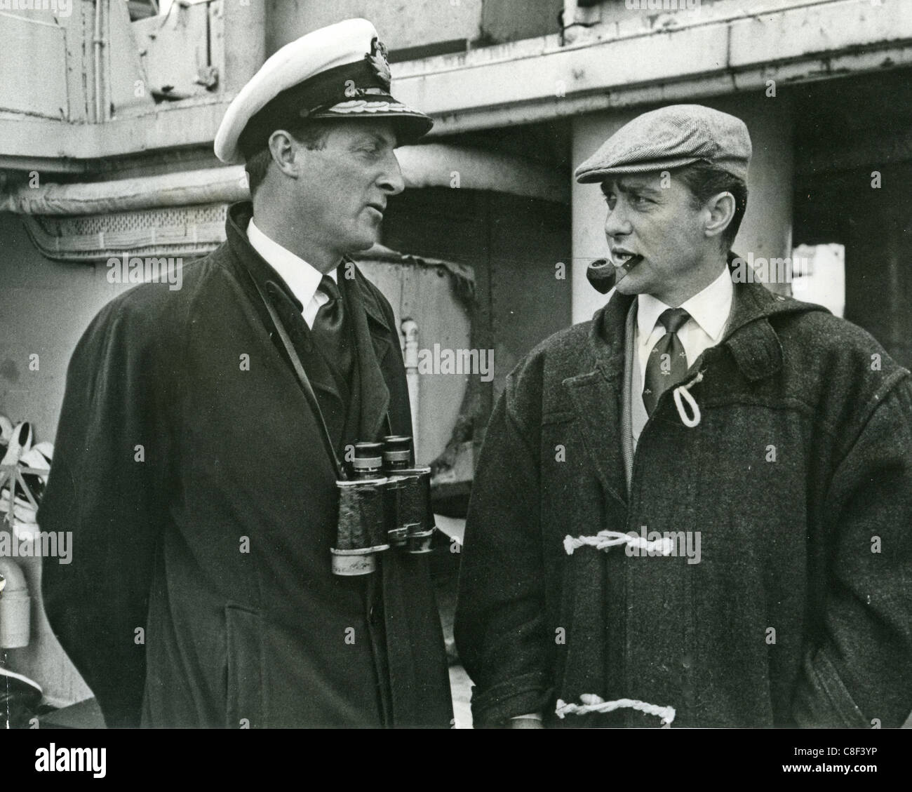 RICHARD TODD (1919-2009) a destra della chat con il comandante Giovanni Kerans durante le riprese YANGSTE incidente. Vedere la descrizione riportata di seguito Foto Stock