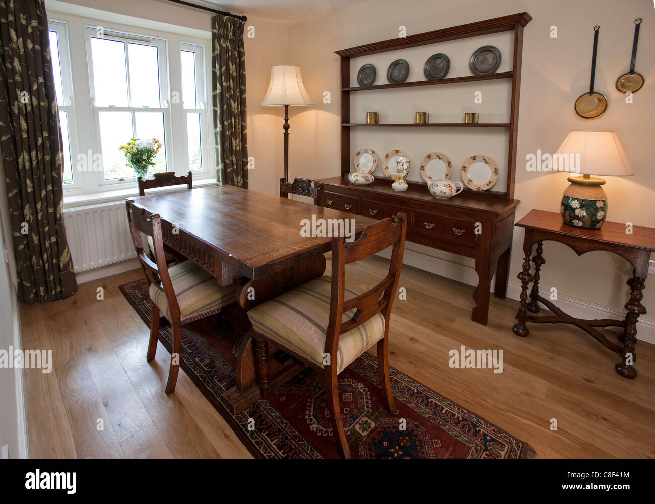 Fotografia di interni di una sala per la cena in un cottage irlandese Foto Stock