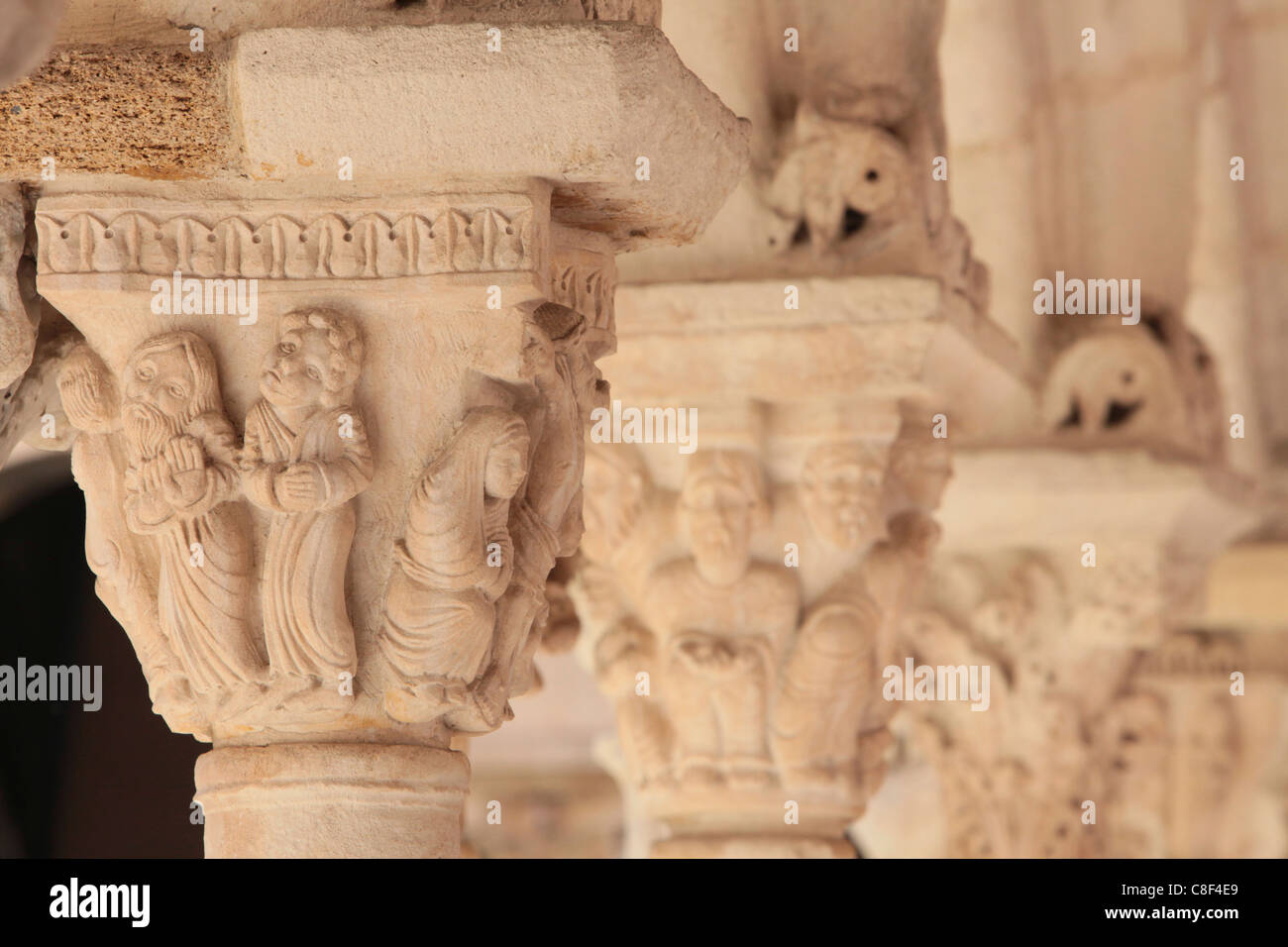 Capitali nel chiostro della Cattedrale St Sauveur, Aix en Provence, Bouches du Rhone, Francia Foto Stock