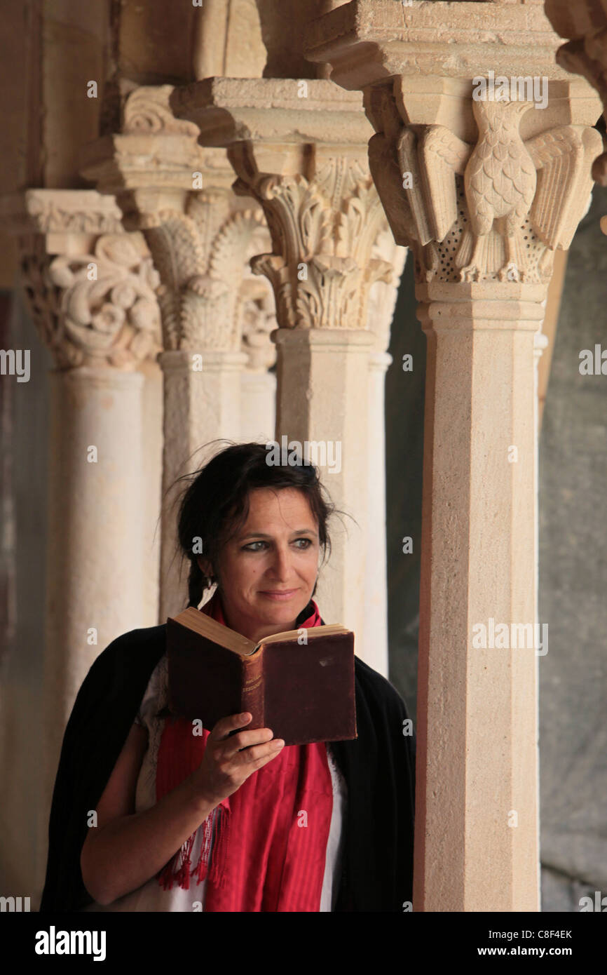 Donna della lettura della Bibbia nel chiostro di Saint Sauveur, Aix en Provence, Bouches du Rhone, Provenza, Francia Foto Stock