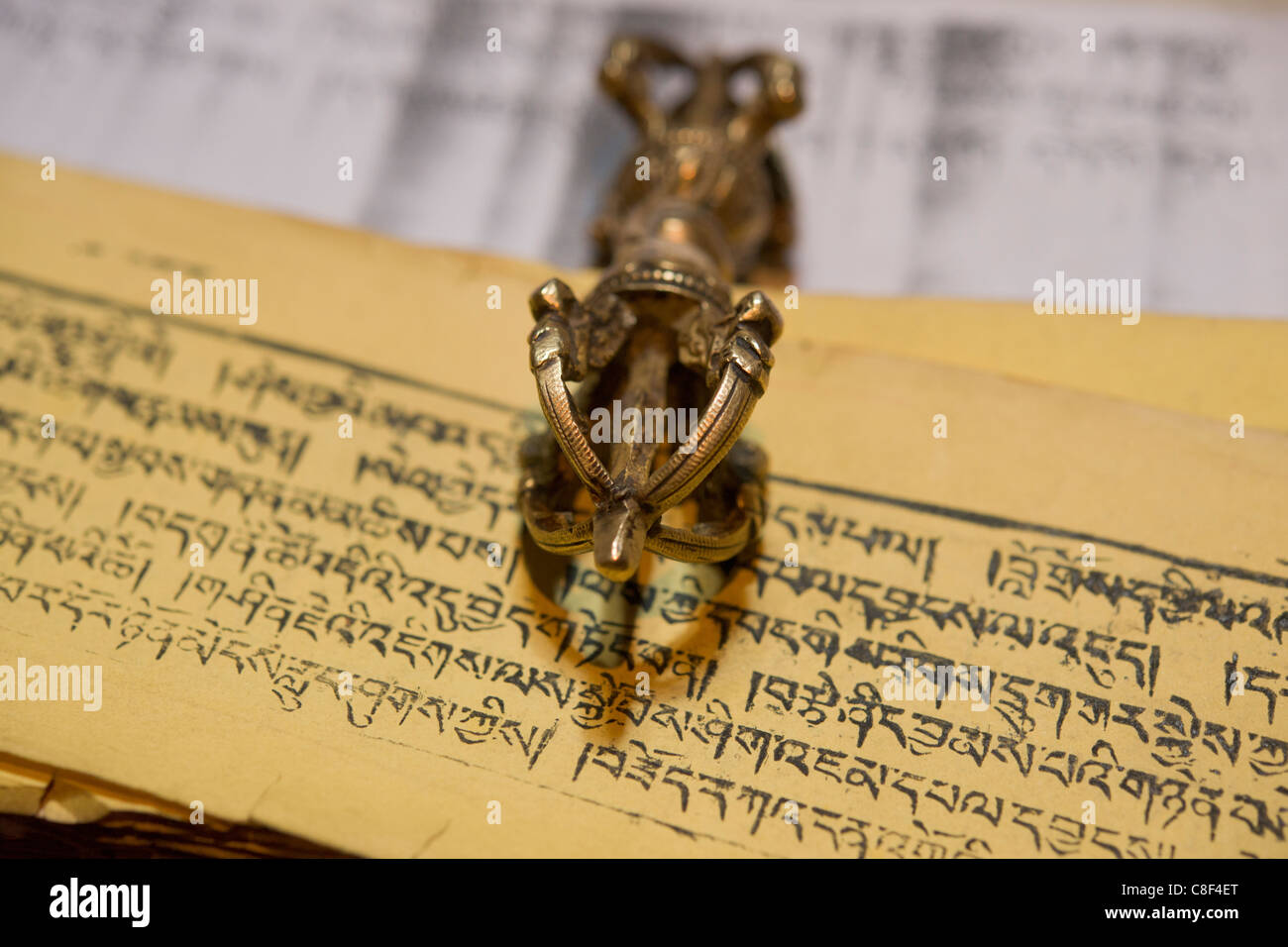 Buddista Tibetana libro di preghiera e di ottone fermacarte, Basgo Gompa, Basgo, (Ladakh) Jammu e Kashmir India Foto Stock