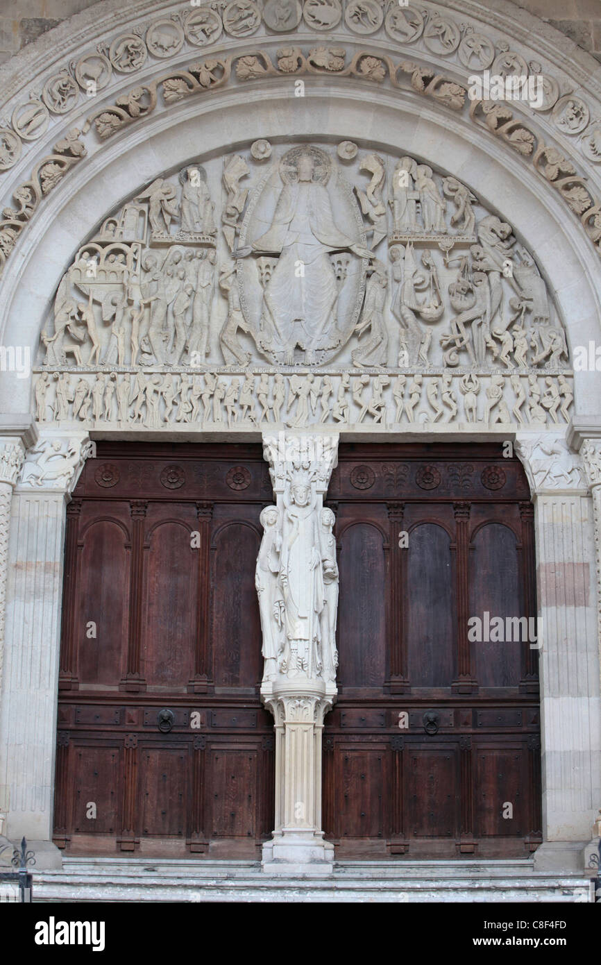 Timpano della ultima sentenza Gislebertus sul portale ovest della cattedrale di Saint-Lazare, Autun, Saône et Loire, Borgogna, Francia Foto Stock