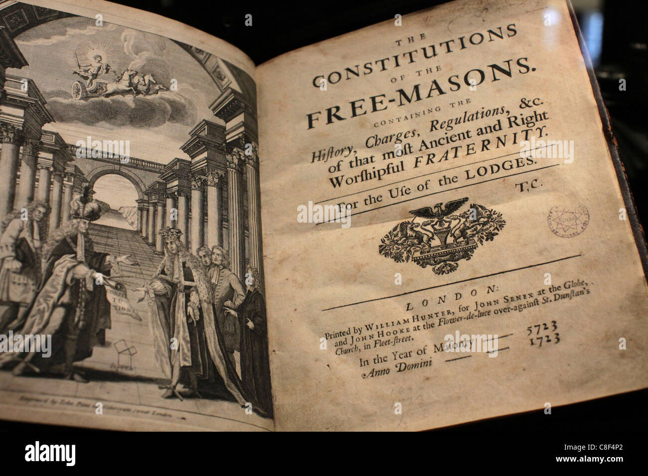 Pagina del titolo della Costituzione massone, Massoni' museo, Parigi, Francia Foto Stock