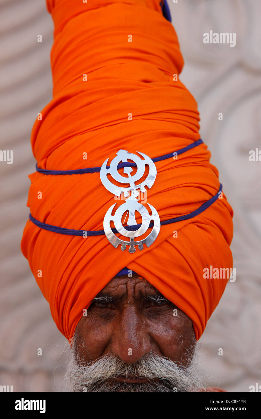 Guerriero Sikh in Gurdwara Sisganj, Vecchia Delhi, India Foto Stock