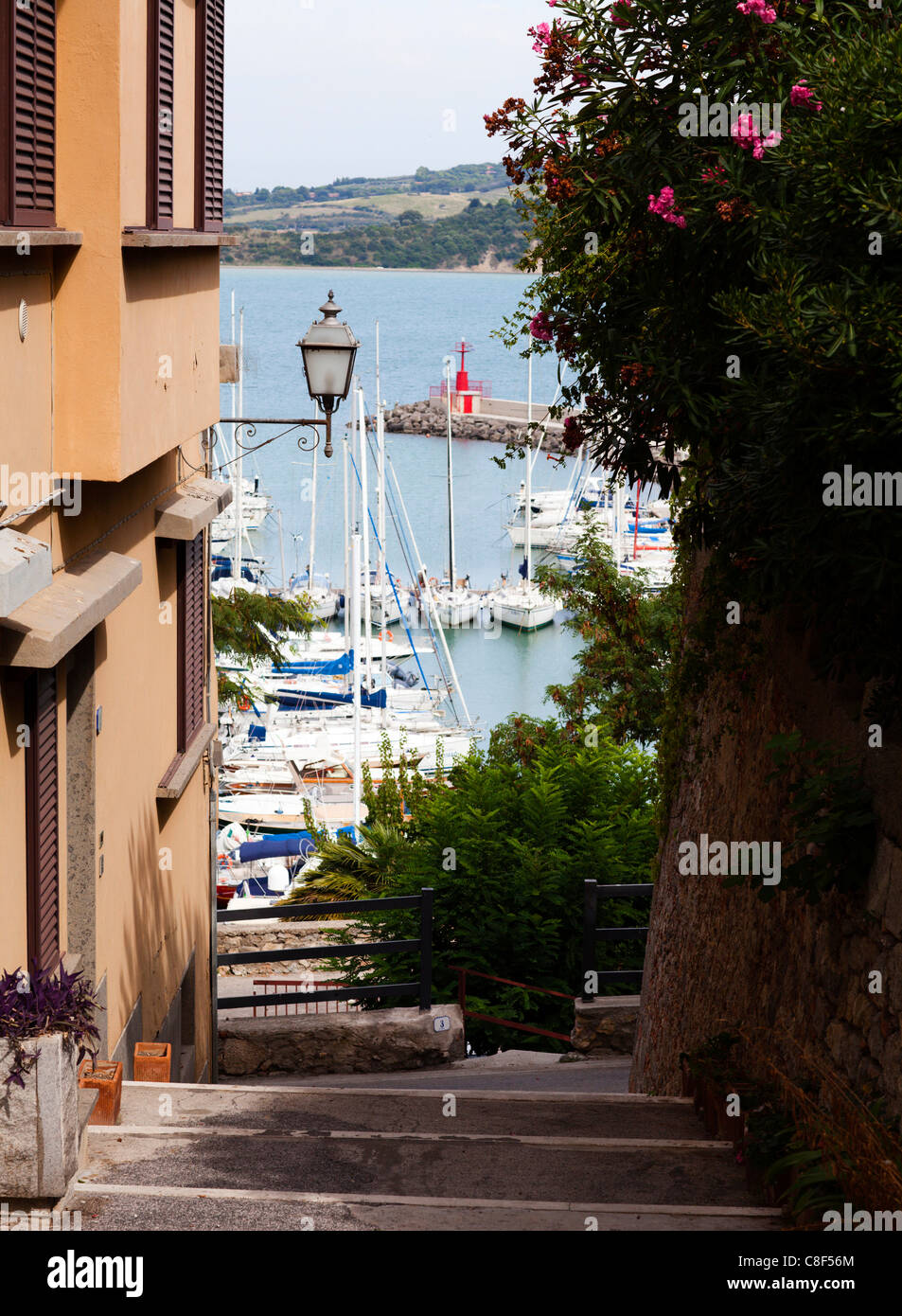 Le stradine di Talamone guardando verso il basso sulla porta. Toscana, Italia. Foto Stock