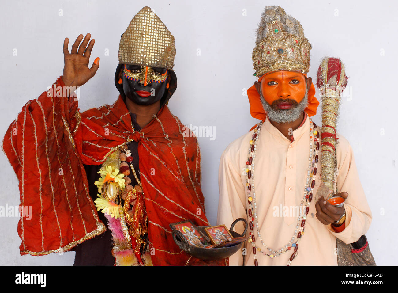Sadhu femmina (sadhvia) la rappresentazione di dea Kali & maschio sadhu la rappresentazione di dio Hanuman a Haridwar Kumbh Mela, Haridwar, India Foto Stock