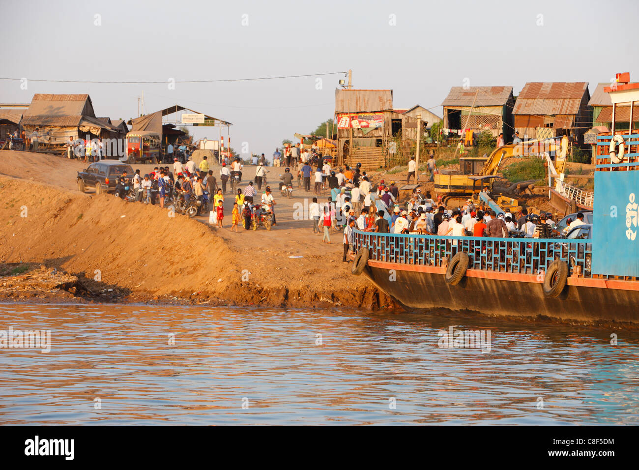 Il fiume Mekong traghetto a Phnom Penh in Cambogia, in Indocina, sud-est asiatico Foto Stock