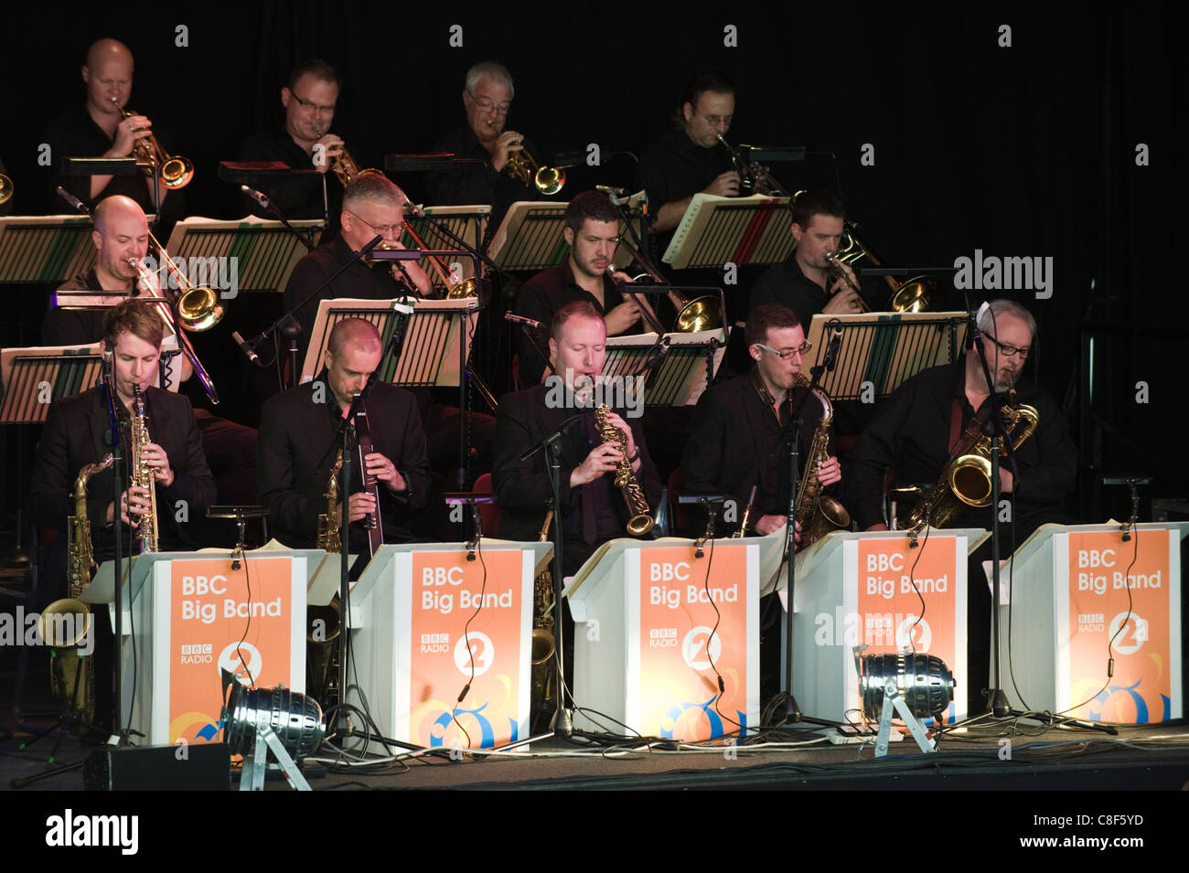 BBC Big Band della sezione di ottone suonare sul palco a Brecon Jazz Festival 2011 Foto Stock