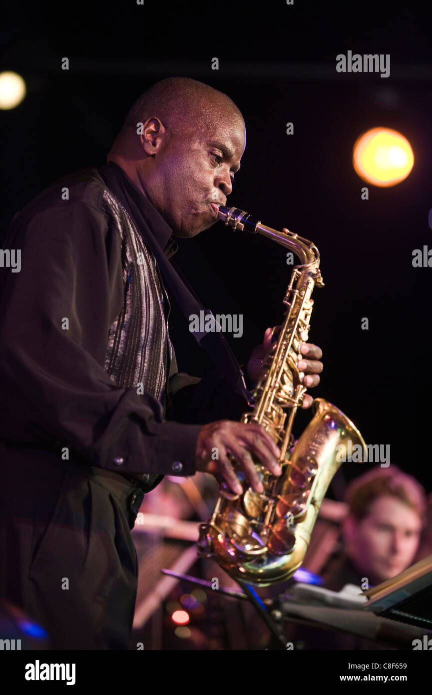 Maceo Parker suonare sul palco con la BBC Big Band a Brecon Jazz Festival 2011 Foto Stock