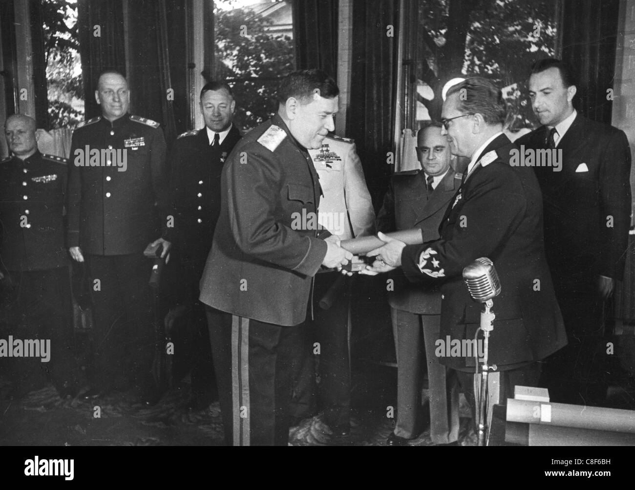 JOSIP TITO BRIZ (1892-1980) con l'esercito russo ufficiali circa 1946 Foto Stock