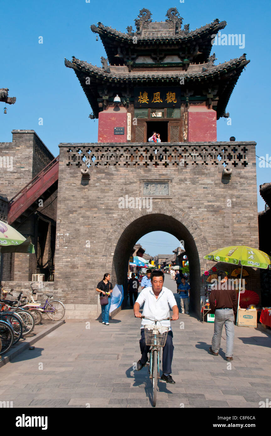 La porta di pietra in Pingyao, rinomato per il suo ben conservato antiche mura della città, sito Patrimonio Mondiale dell'UNESCO, Shanxi, Cina Foto Stock