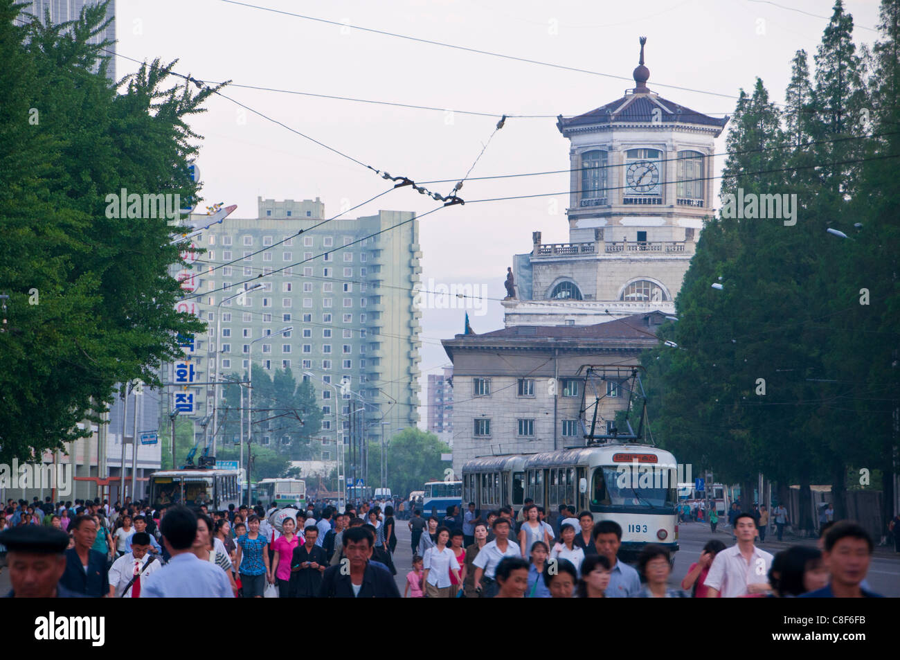 Strada trafficata di fronte al regime di Pyongyang stazione ferroviaria, Pyongyang, Corea del Nord Foto Stock