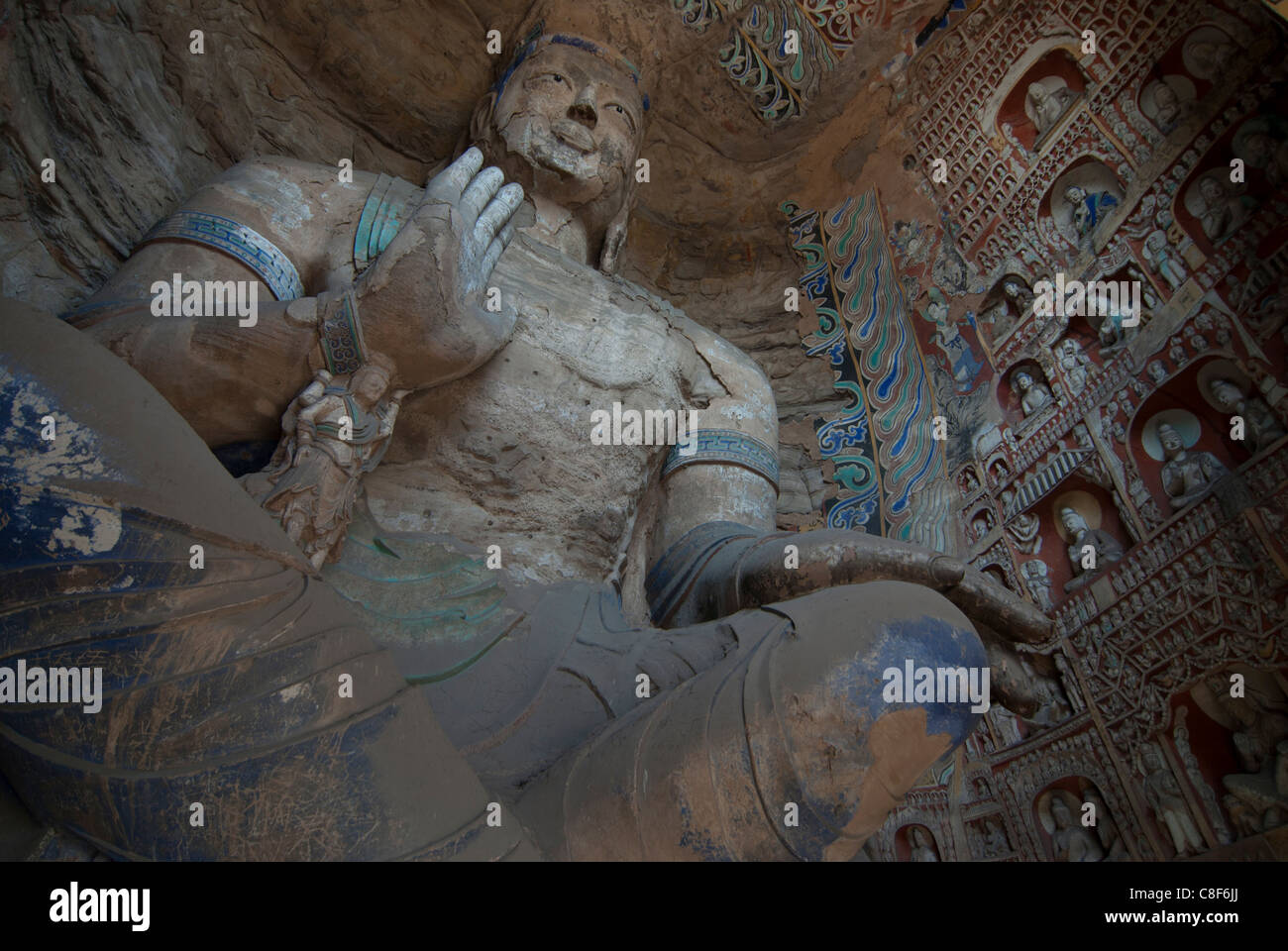 Buddha gigante presso le grotte di Yungang, antico tempio buddista grotte nei pressi di Datong, Sito Patrimonio Mondiale dell'UNESCO, Shanxi, Cina Foto Stock