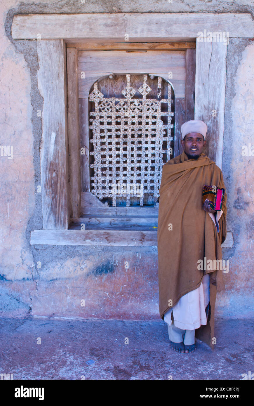 Monaco in piedi di fronte una chiesa ortodossa, il Lago Tana, Etiopia Foto Stock