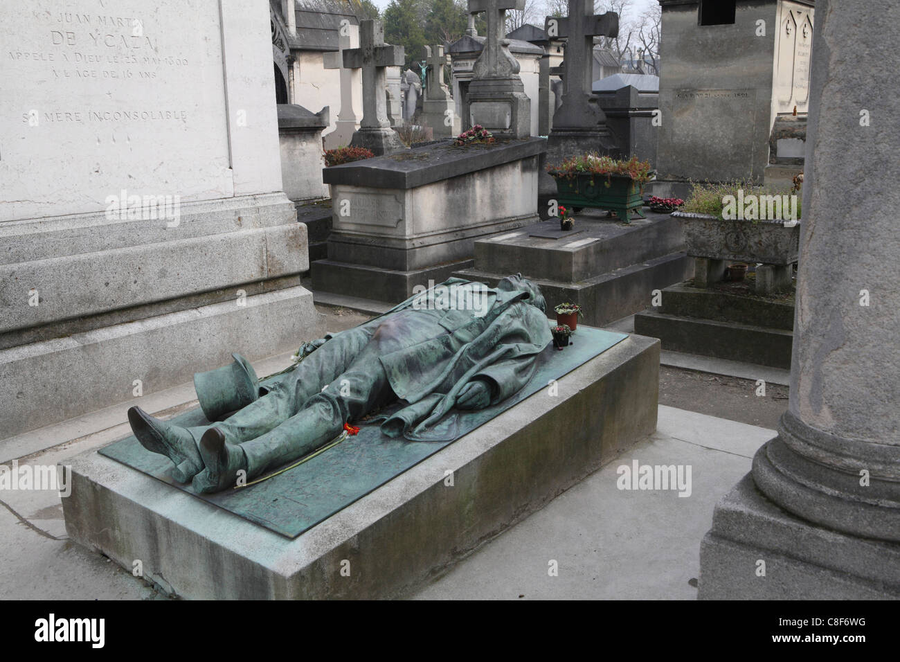 Bronzetto statua Victor Noir, grave, cimitero Pere Lachaise, Parigi, Francia Foto Stock