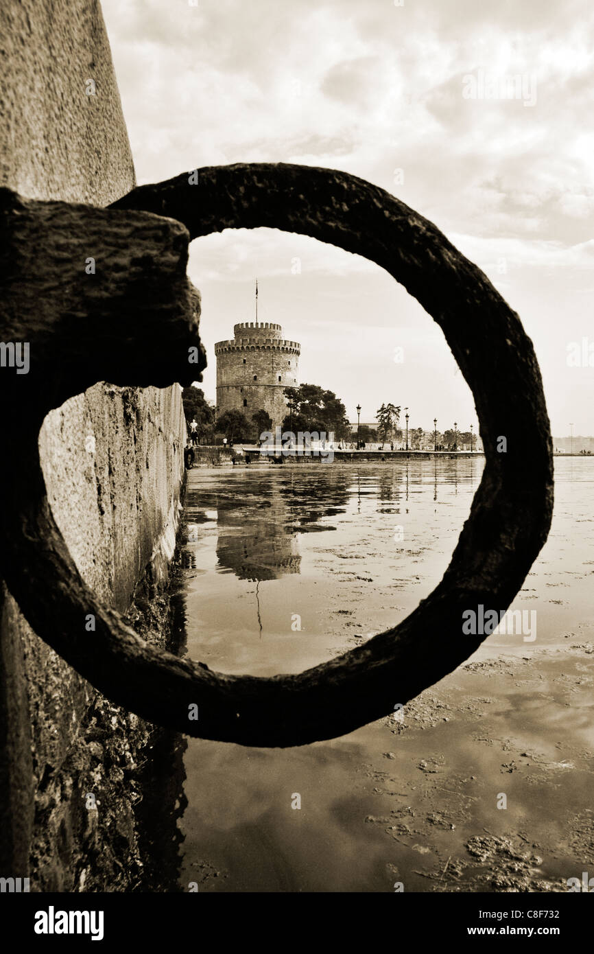 La Torre bianca attraverso un anello dal porto di Salonicco, Macedonia, Grecia, l'Europa. Foto Stock