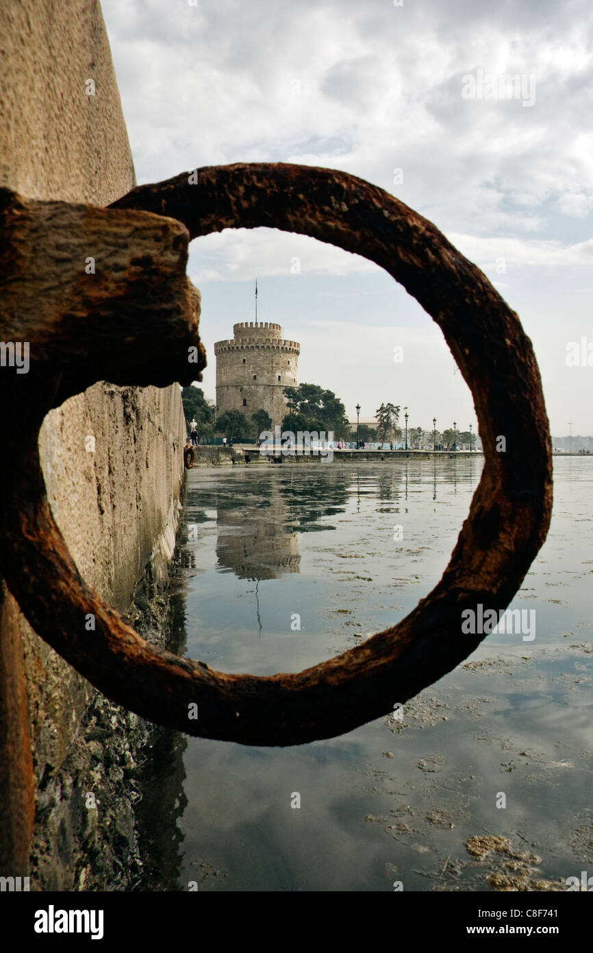 La torre bianca attraverso un anello dal porto di Salonicco, Macedonia, Grecia, l'Europa. Foto Stock